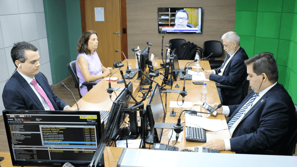 Apresentadordes do Jornal Brasil Central e representantes da CMTC debatendo em estúdio a crise no transporte coletivo