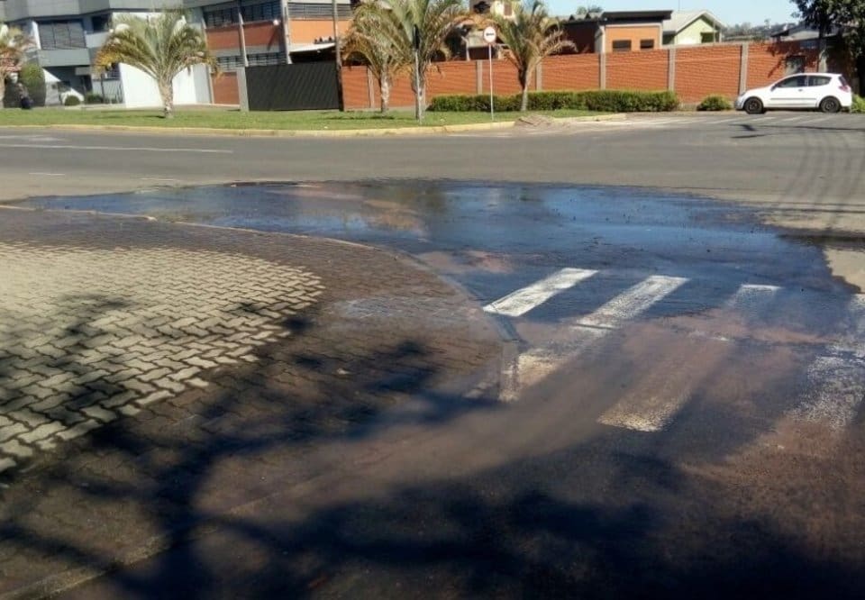 rua com vazamento esgoto