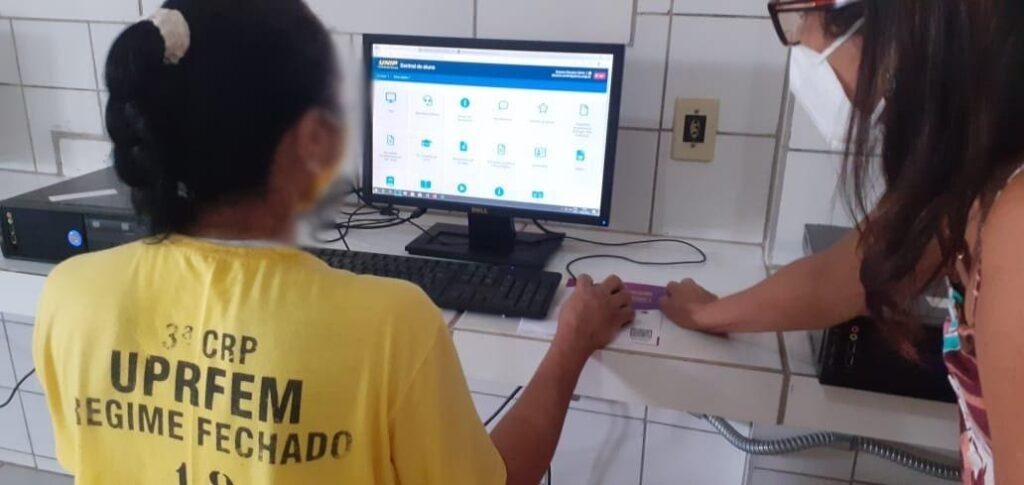 detenta ao computador