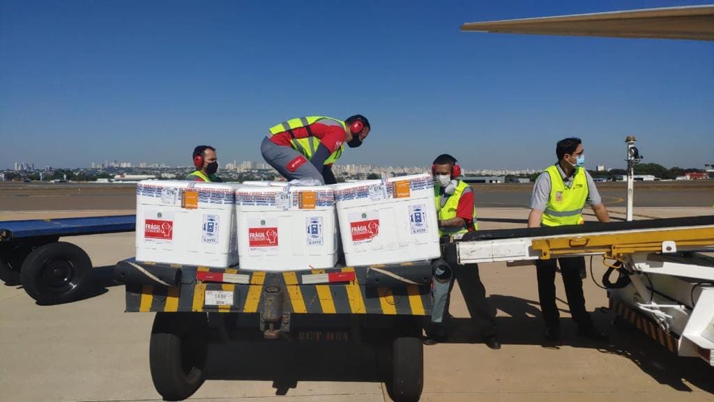 Chegada de vacinas no aeroporto de Goiânia
