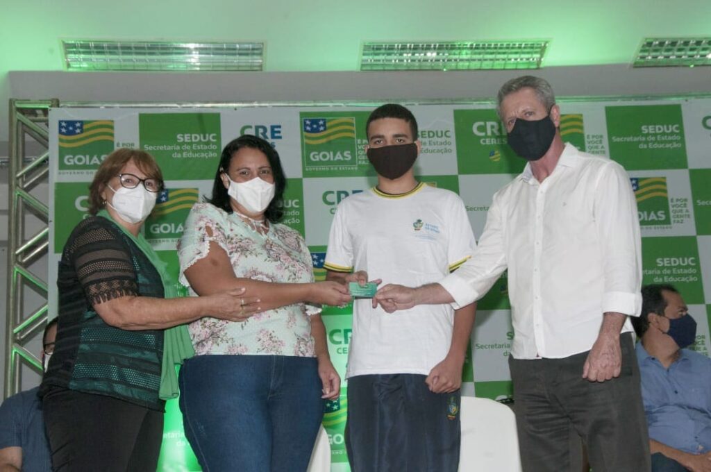 Entrega de cartão alimentação a alunos de Ceres