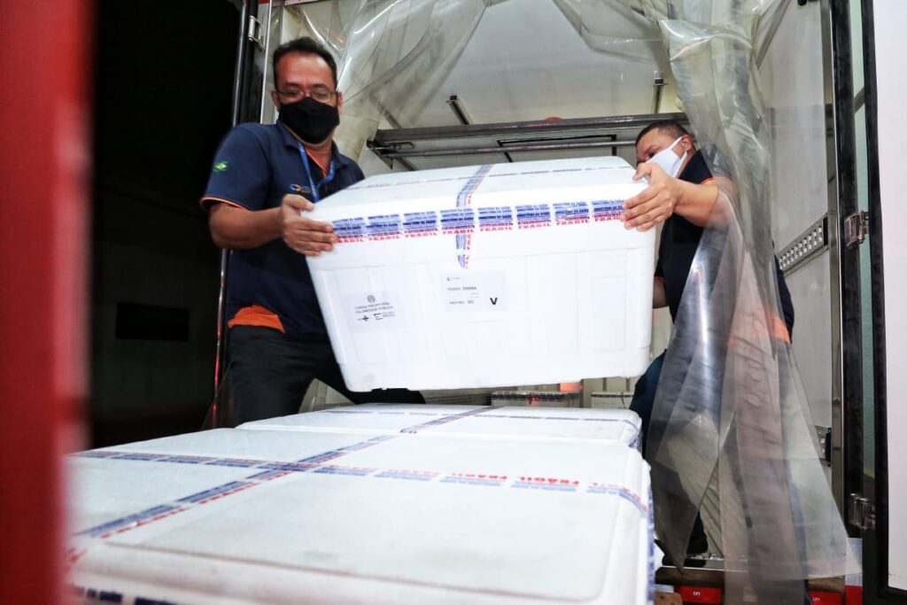 Doses de vacina contra Covid-19 desembarcando em Goiás