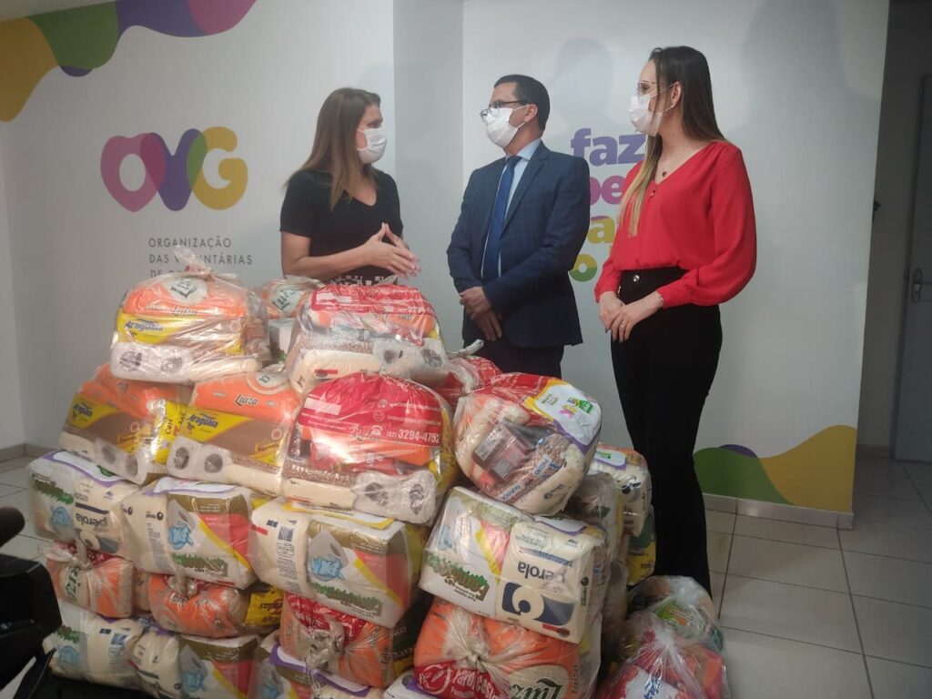Entrega de alimentos pelo Ipasgo para OVG