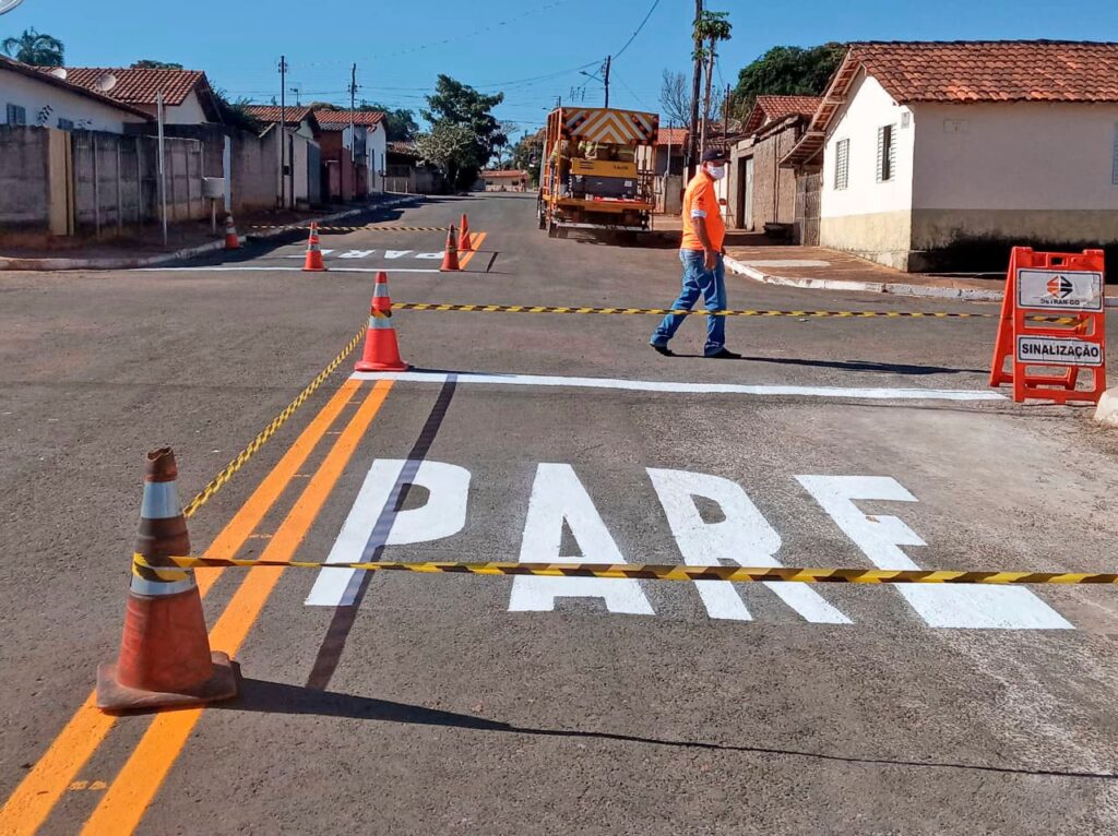 Sinalização de "pare" pintada no asfalto