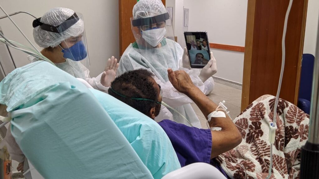 médicos atendendo paciente no HRF