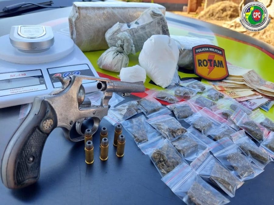 droga e arma apreendida em operação da PM