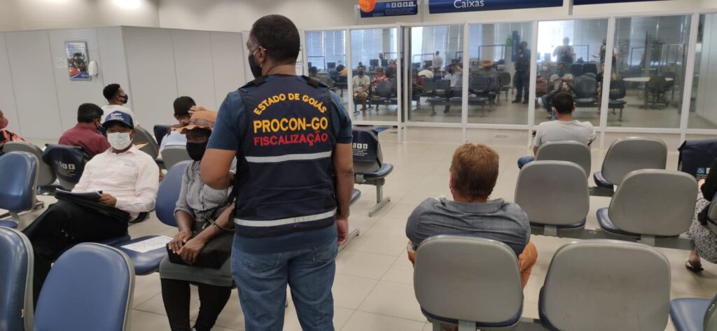 fiscalização do Procon em banco