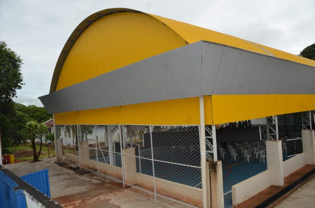 fachada de escola em Luziânia