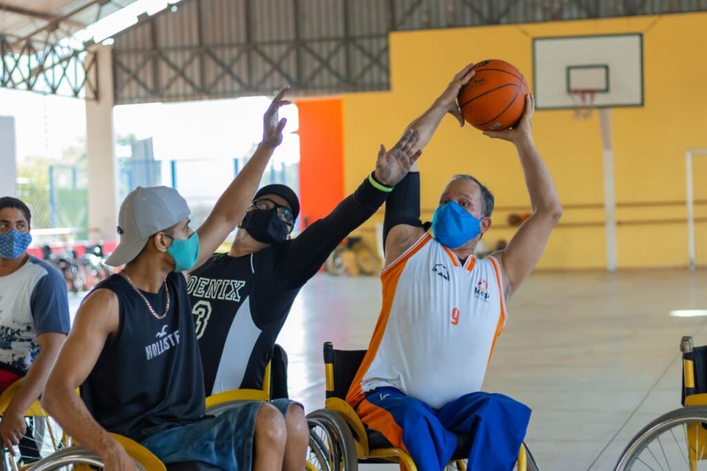jogo de basquete de cadeiras de rodas