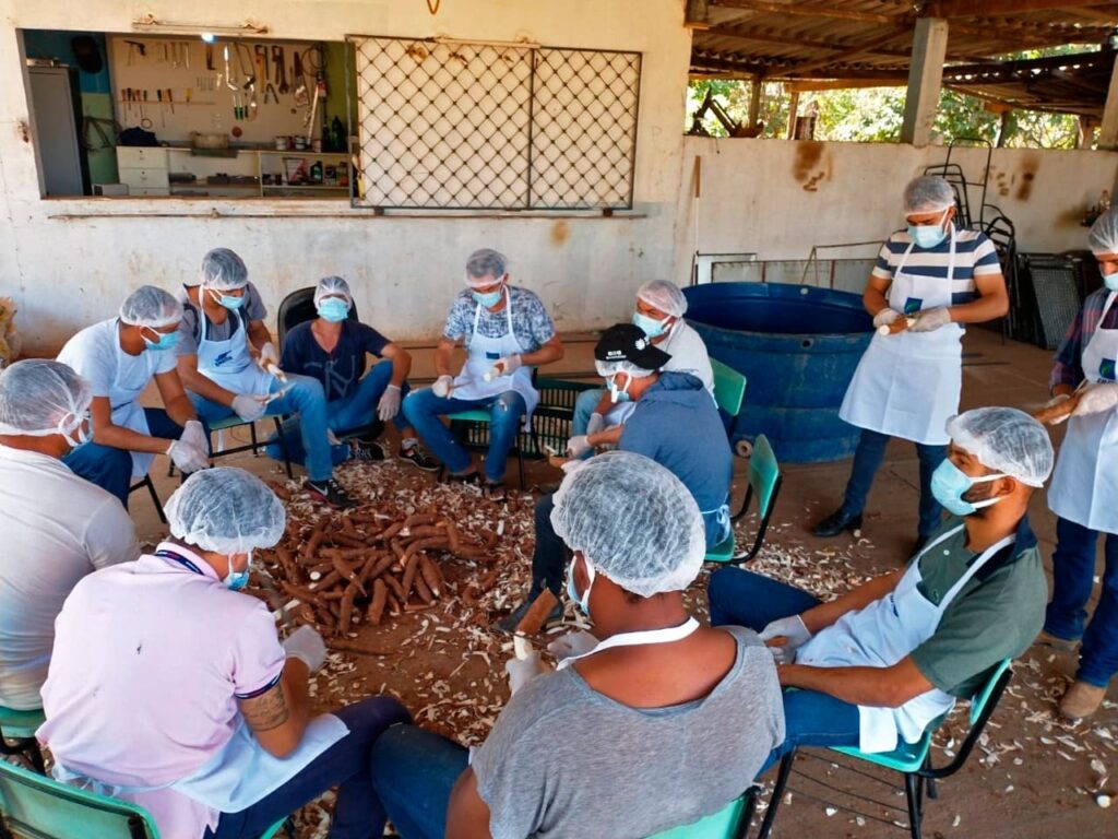 EMATER curso de mandioca para dependentes químicos