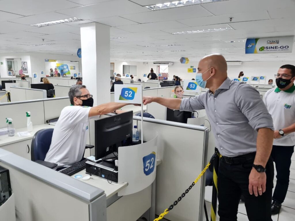 secretário em visita à agência do Vapt Vupt