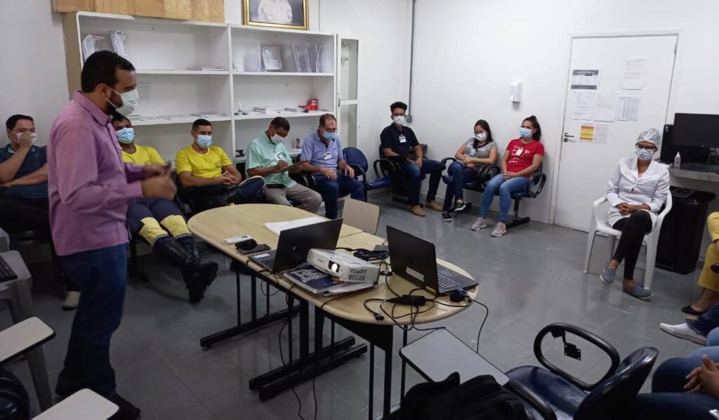 Setembro Amarelo- HMI_Psicologo_Danilo_Oliveira_em_roda_de_conversa_no_HMI