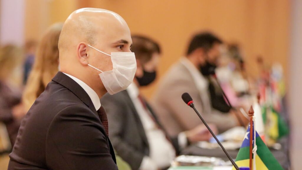 SECRETÁRIO NA REUNIÃO