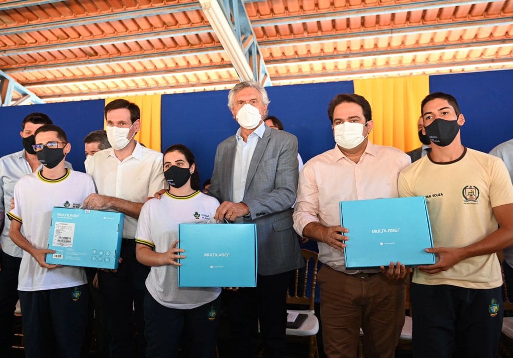 governador etrega chromebooks em anápolis