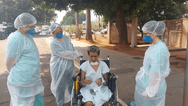 paciente Cícero tomando sorvete e sol, no Hugo