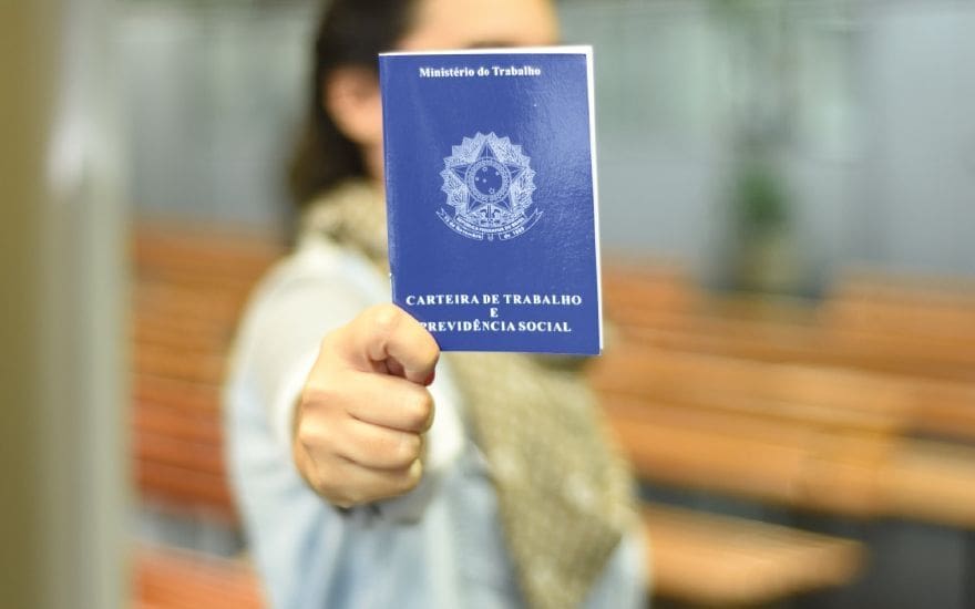 mulher com carteira de trabalho