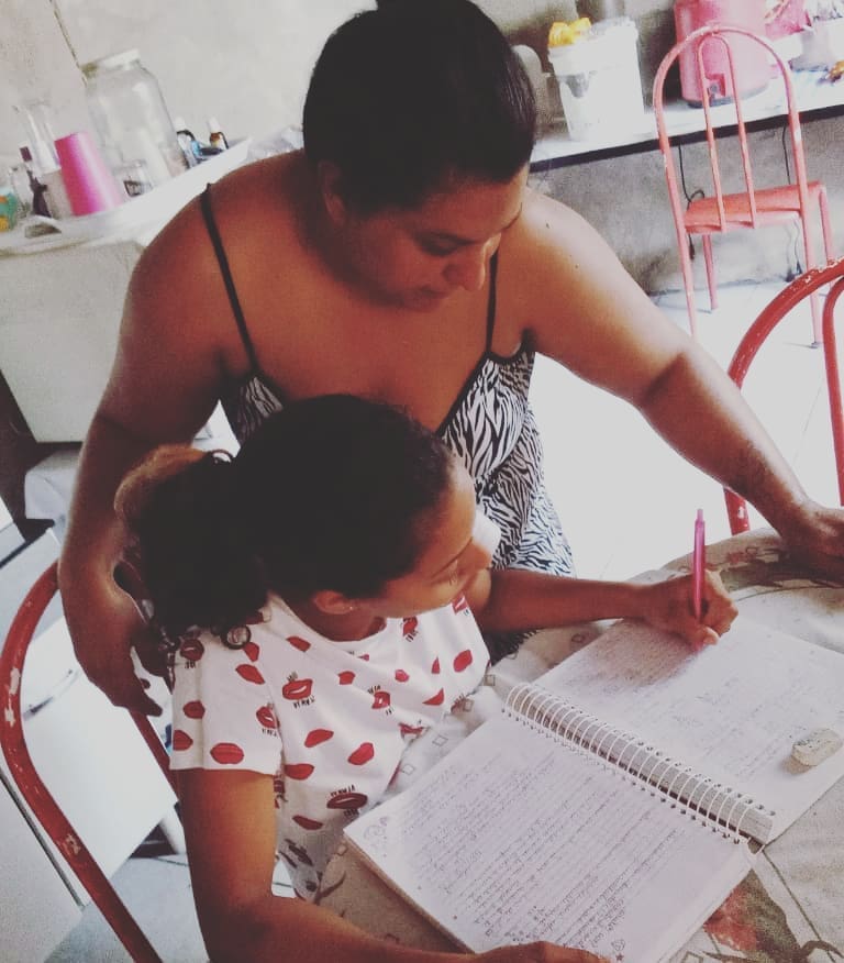 mãe e filho estudando