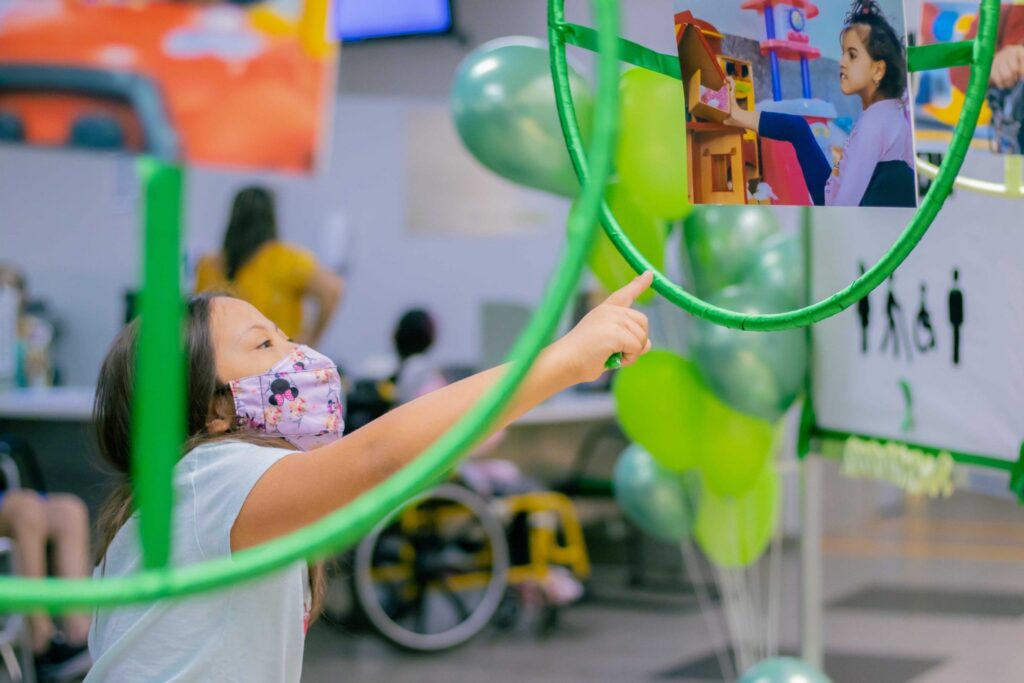 pessoa interagindo com a exposição