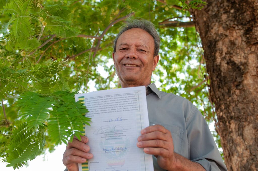 Zequinha com título na mão