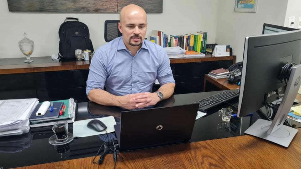secretário Bruno D'Abadia na reunião on-line