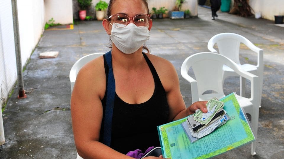 pessoa fazendo inscrição com documentos