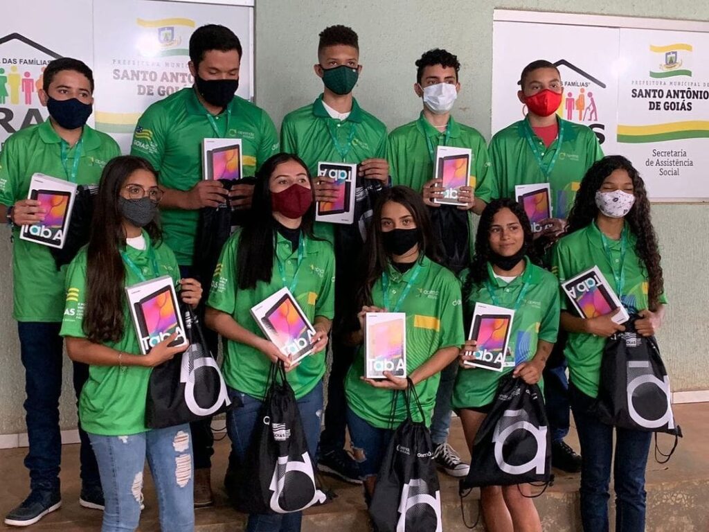 jovens do aprendiz do futuro com tablets