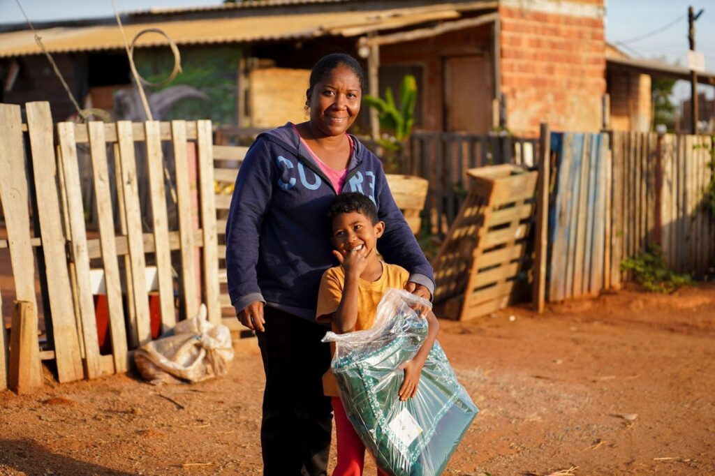 Família recebe cobertores da campanha Aquecendo Vidas