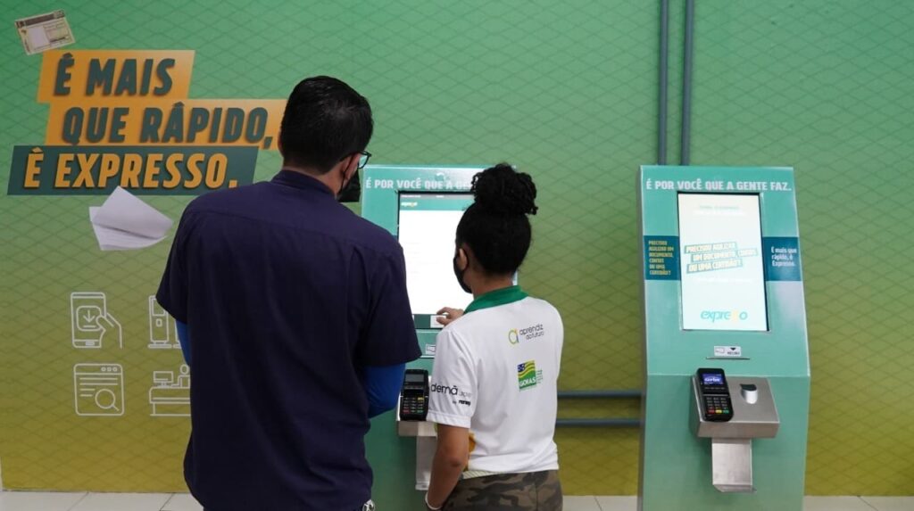 Atendimento sendo realizado no totem do Expresso