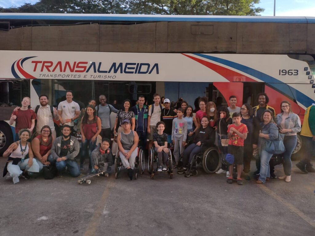 Atletas embarcam para competições