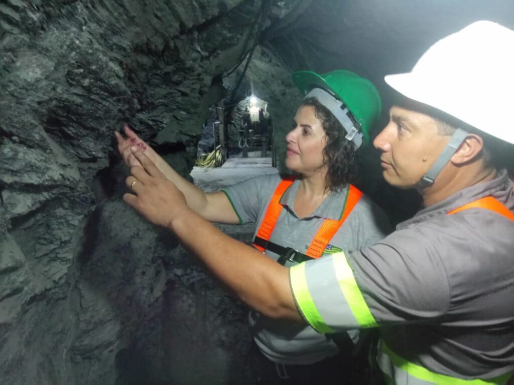 Andréa Vulcanis, em visita a uma mineradora em Campos Verdes