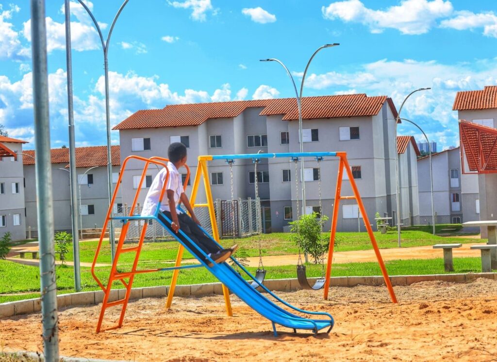 Em Aparecida de Goiânia, Agehab oficializa entrega de 300 apartamentos