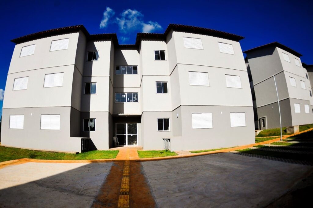 Em Aparecida de Goiânia, Agehab oficializa entrega de 300 apartamentos