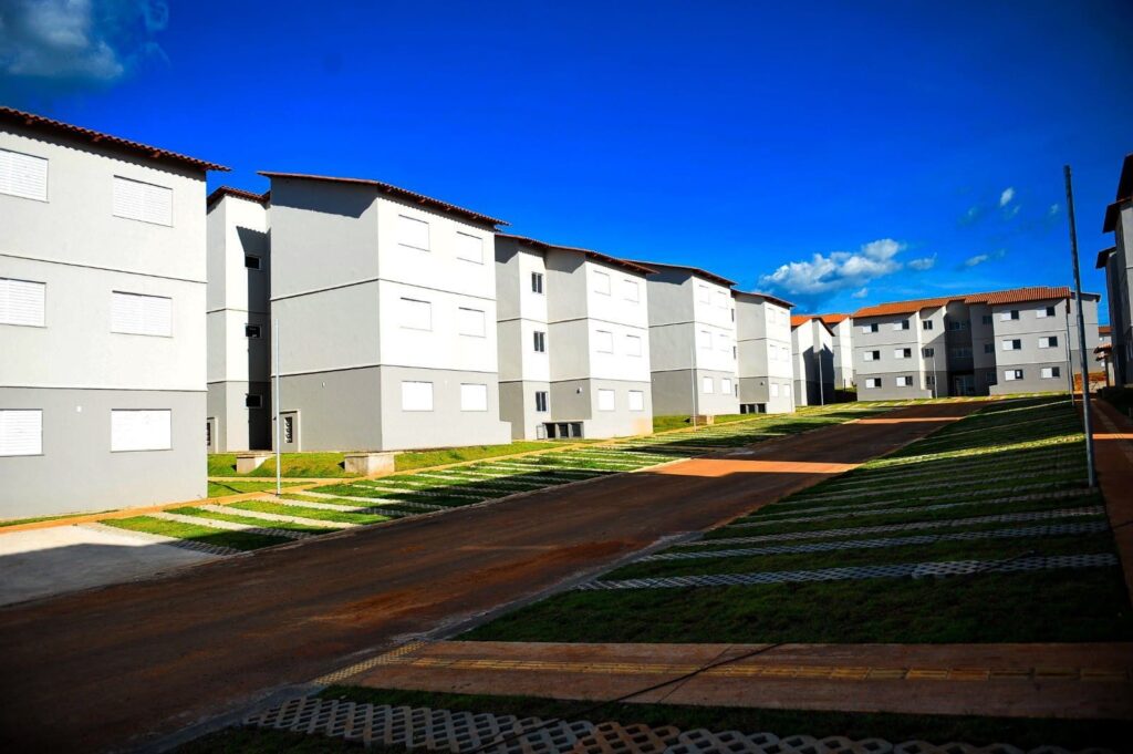 Em Aparecida de Goiânia, Agehab oficializa entrega de 300 apartamentos
