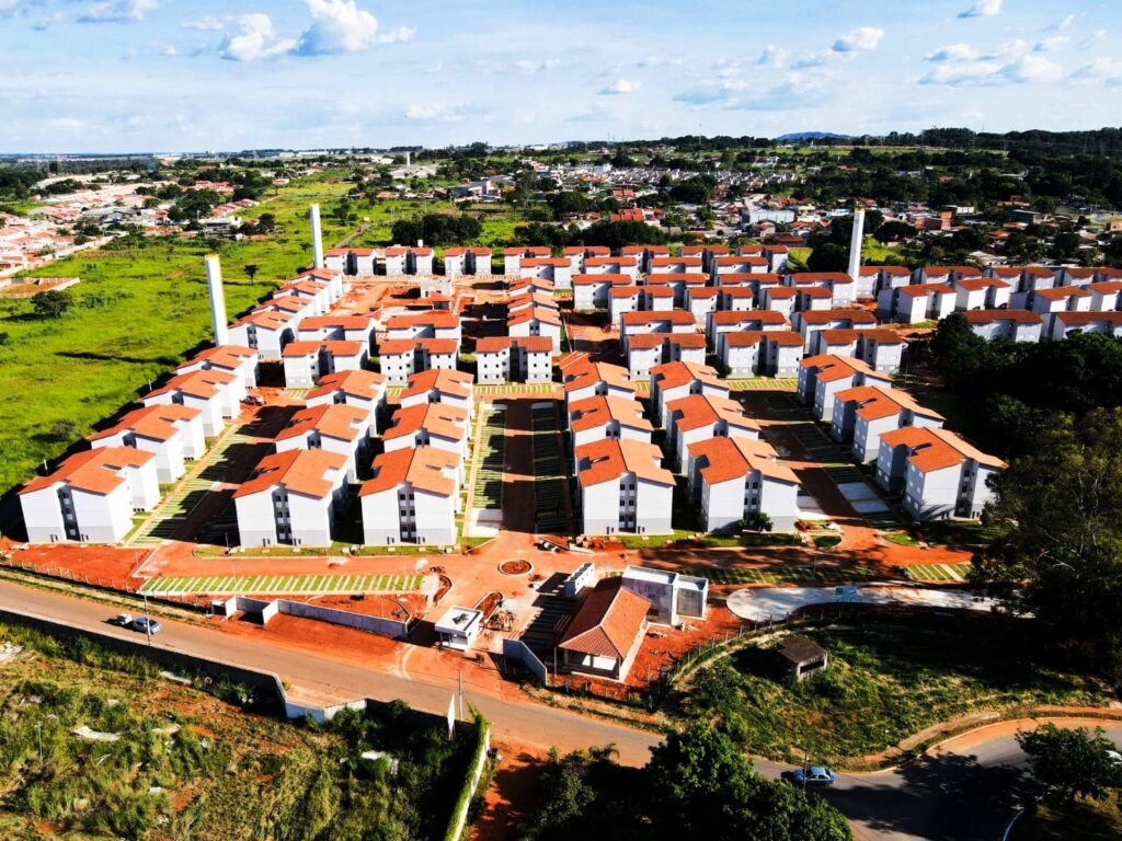 Em Aparecida de Goiânia, Agehab oficializa entrega de 300 apartamentos