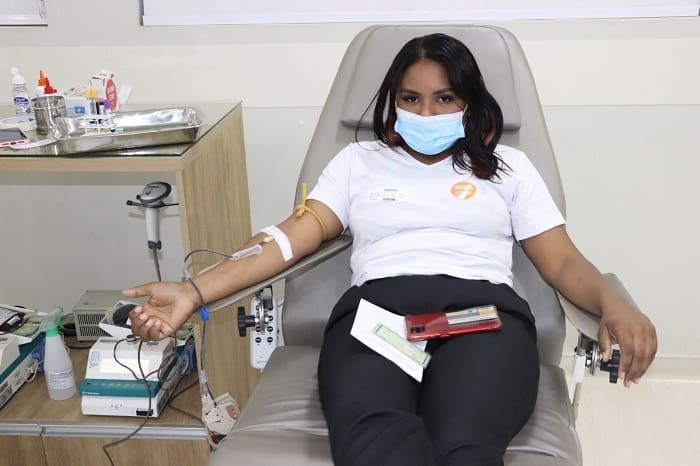 Bolsita do ProBem doa sangue no Hemocentro. Ação vale pontos para o Banco de Oportunidades do Probem