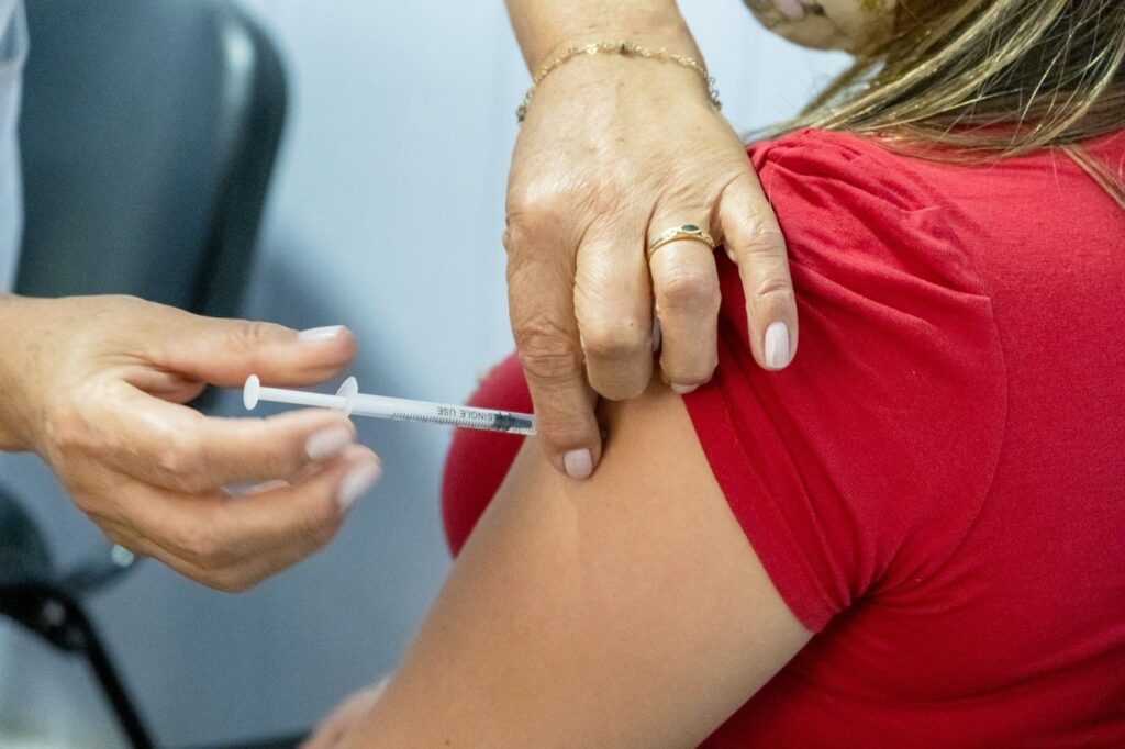 SES convoca população a atualizar vacinas contra Covid-19 antes do Carnaval