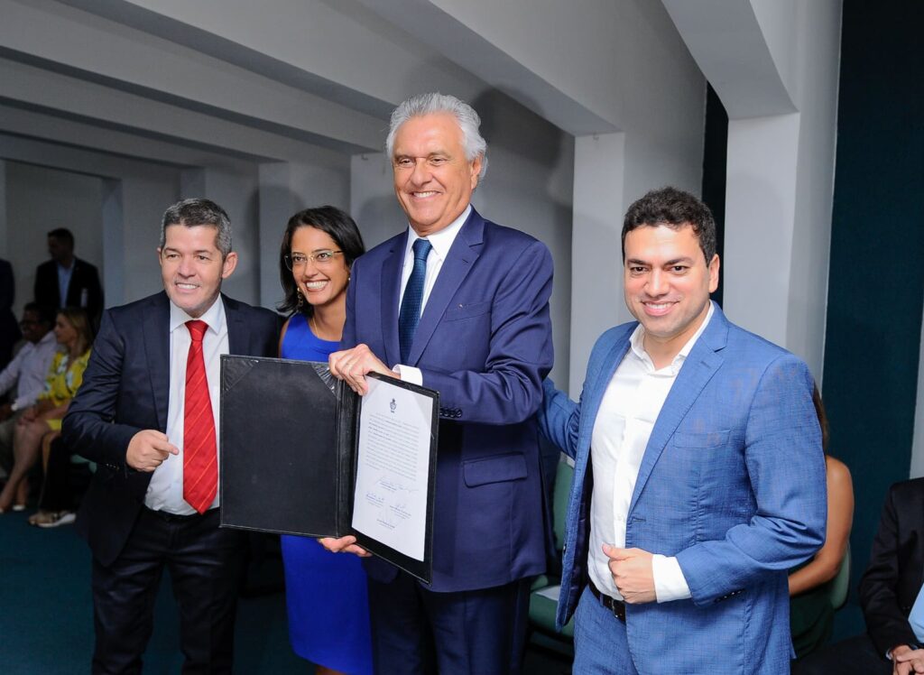 Caiado dá posse a novos titulares da equipe de governo