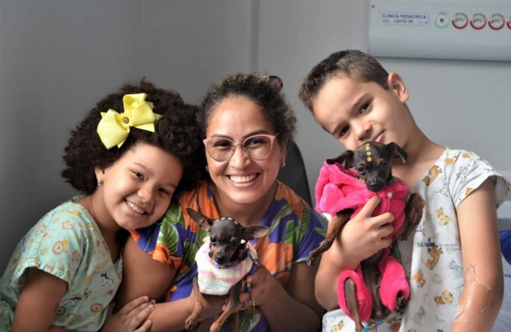 Crianças com cachorros na pet terapia do HCN
