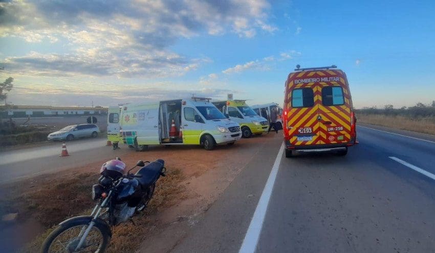 Bombeiros resgatam vítimas de acidente com ônibus escolar em Luziânia