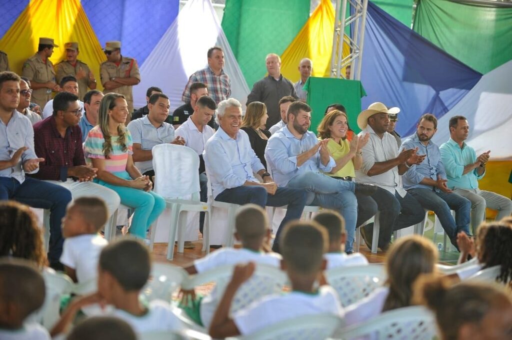 Caiado inaugura Escola Padrão Século XXI em Teresina de Goiás