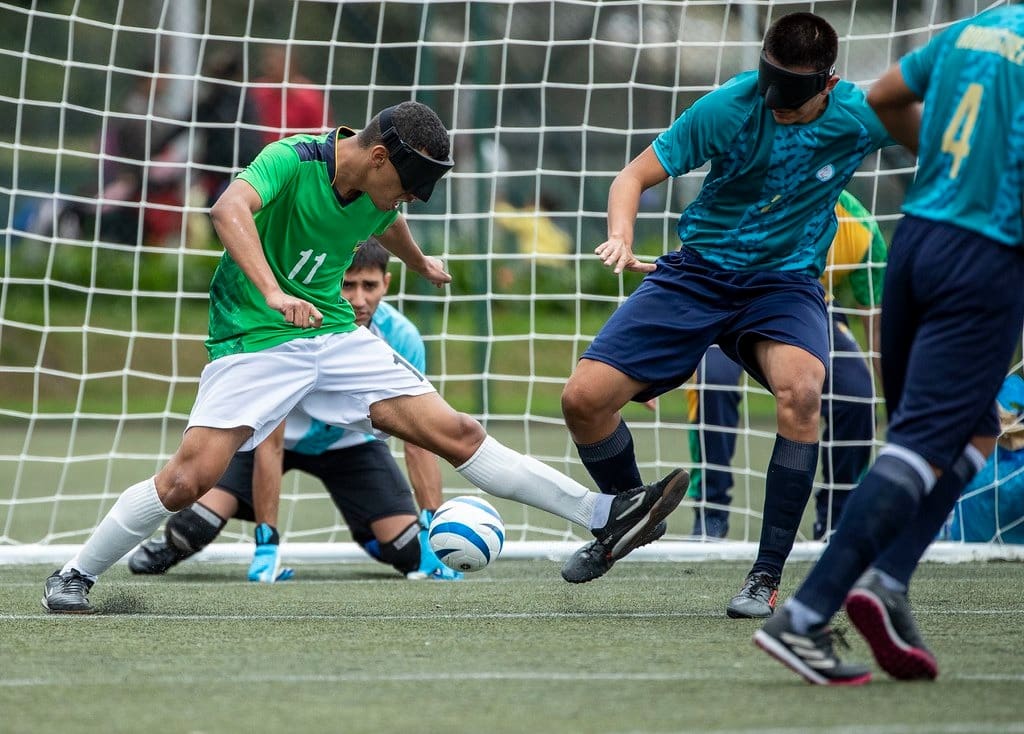 Raynã jogando futebol nos Jogos Parapan-Americanos