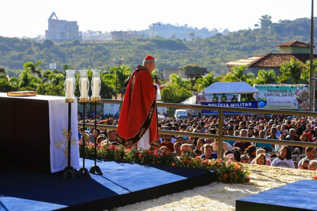 Caiado entrega o título de Capital da Fé a Trindade no encerramento da romaria