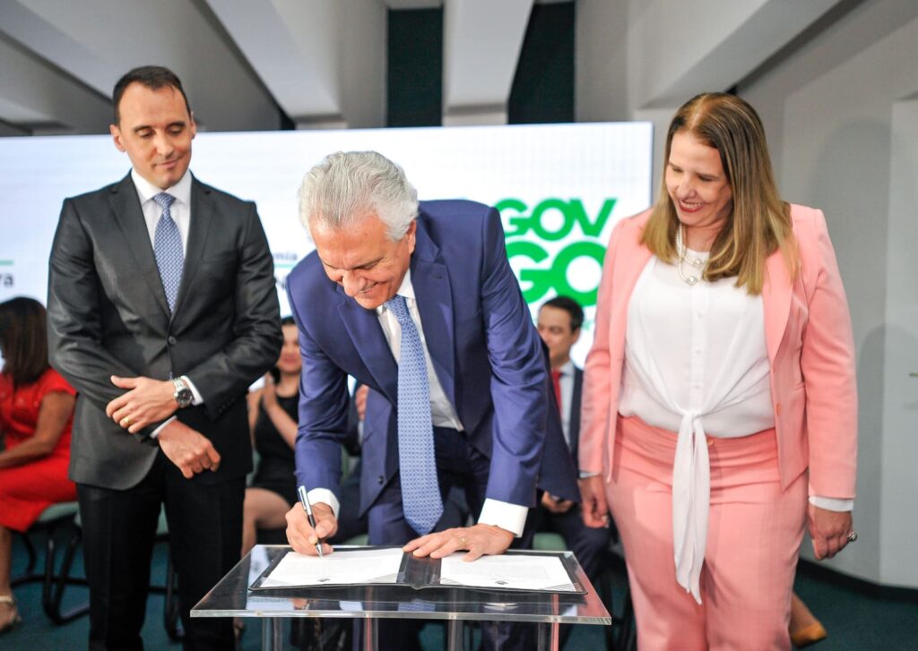 Na posse dos titulares da Economia e PGE, Caiado garante que crescimento vai continuar