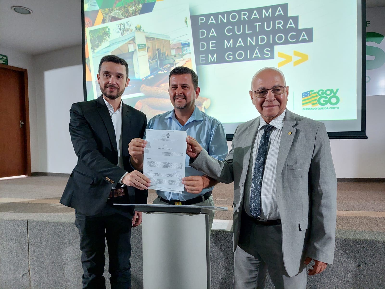 Seapa entrega casas de farinha às prefeituras
