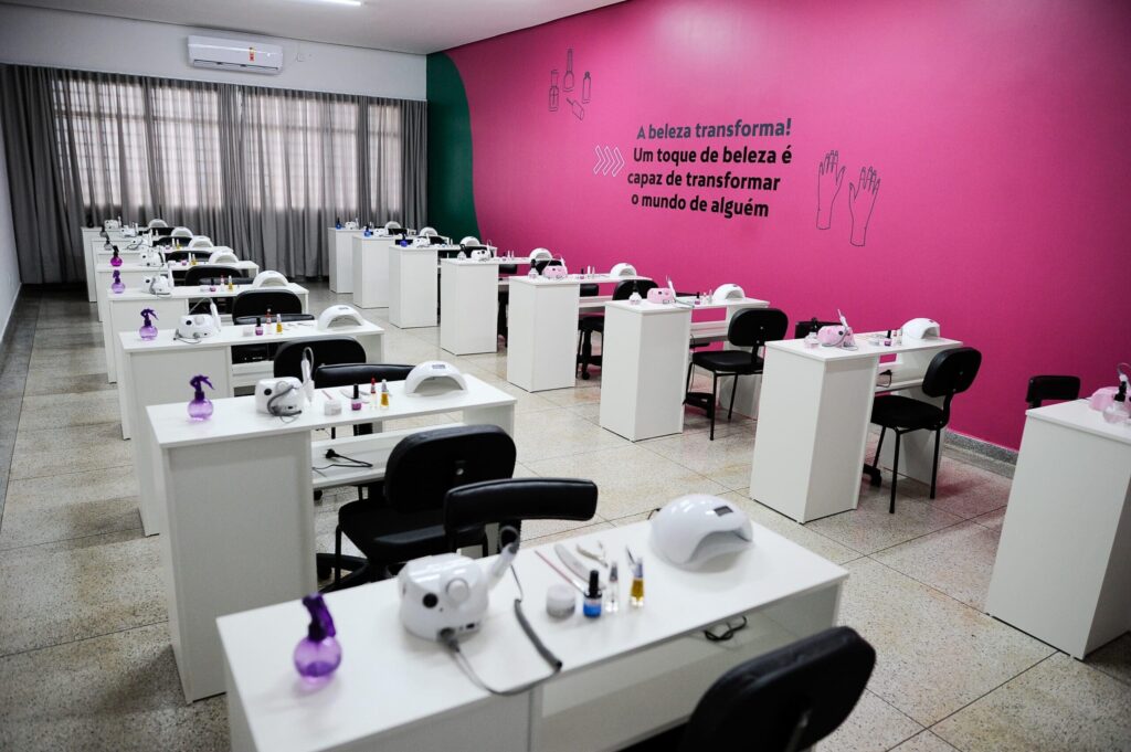 Gracinha Caiado inaugura reforma de Cotec e entrega cartões sociais em Jaraguá