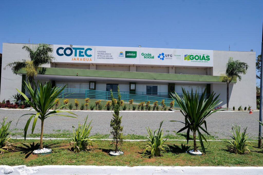 Gracinha Caiado inaugura reforma de Cotec e entrega cartões sociais em Jaraguá
