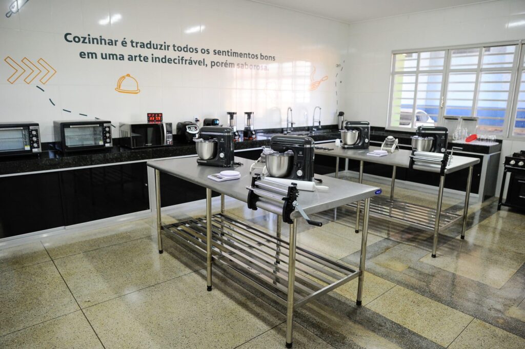 Gracinha Caiado inaugura reforma de Cotec e entrega cartões sociais em Jaraguá