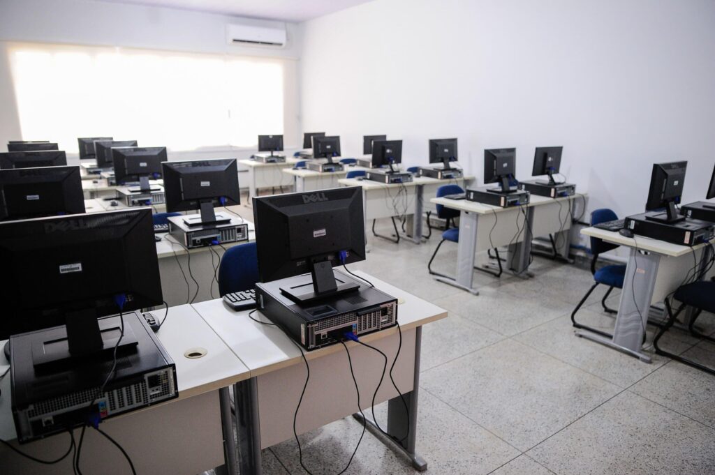 Gracinha Caiado inaugura reforma de Cotec e entrega cartões sociais em Jaraguá