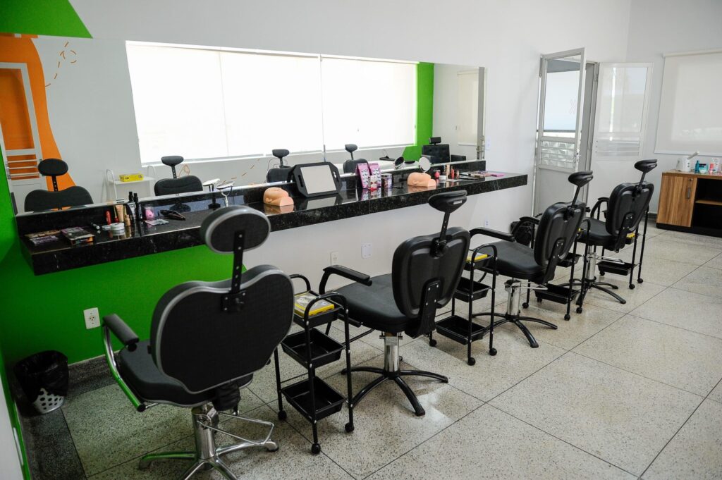 Gracinha Caiado inaugura reforma de Cotec e entrega cartões sociais em Jaraguá