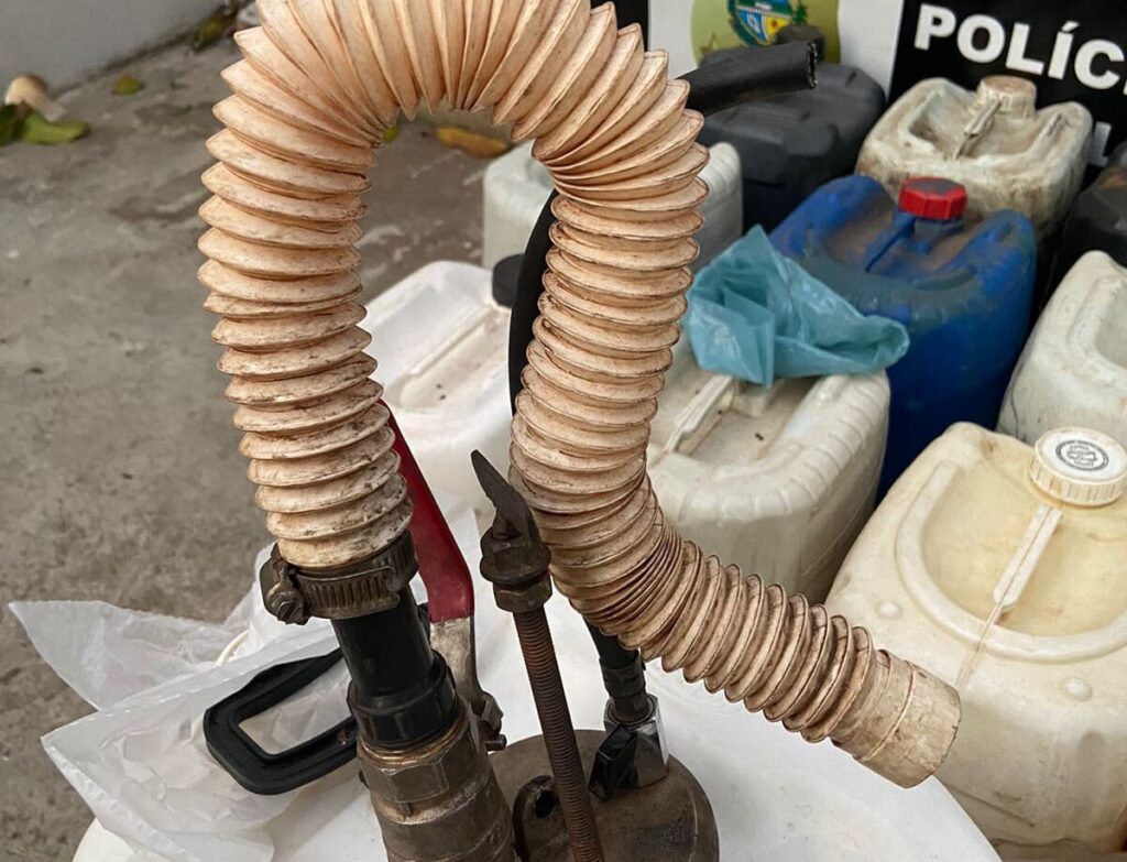 Polícia Civil prende duas pessoas por furto e uma terceira por receptação de combustível